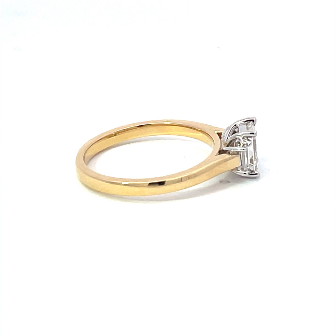 18ct Yellow Gold Emerald & Baguette Diamond Ring